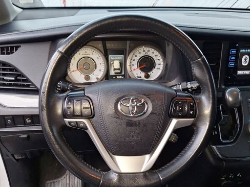 Used 2017 Toyota Sienna SE Premium image 10