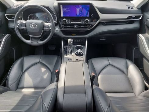 Used 2023 Toyota Highlander XLE FWD image 3
