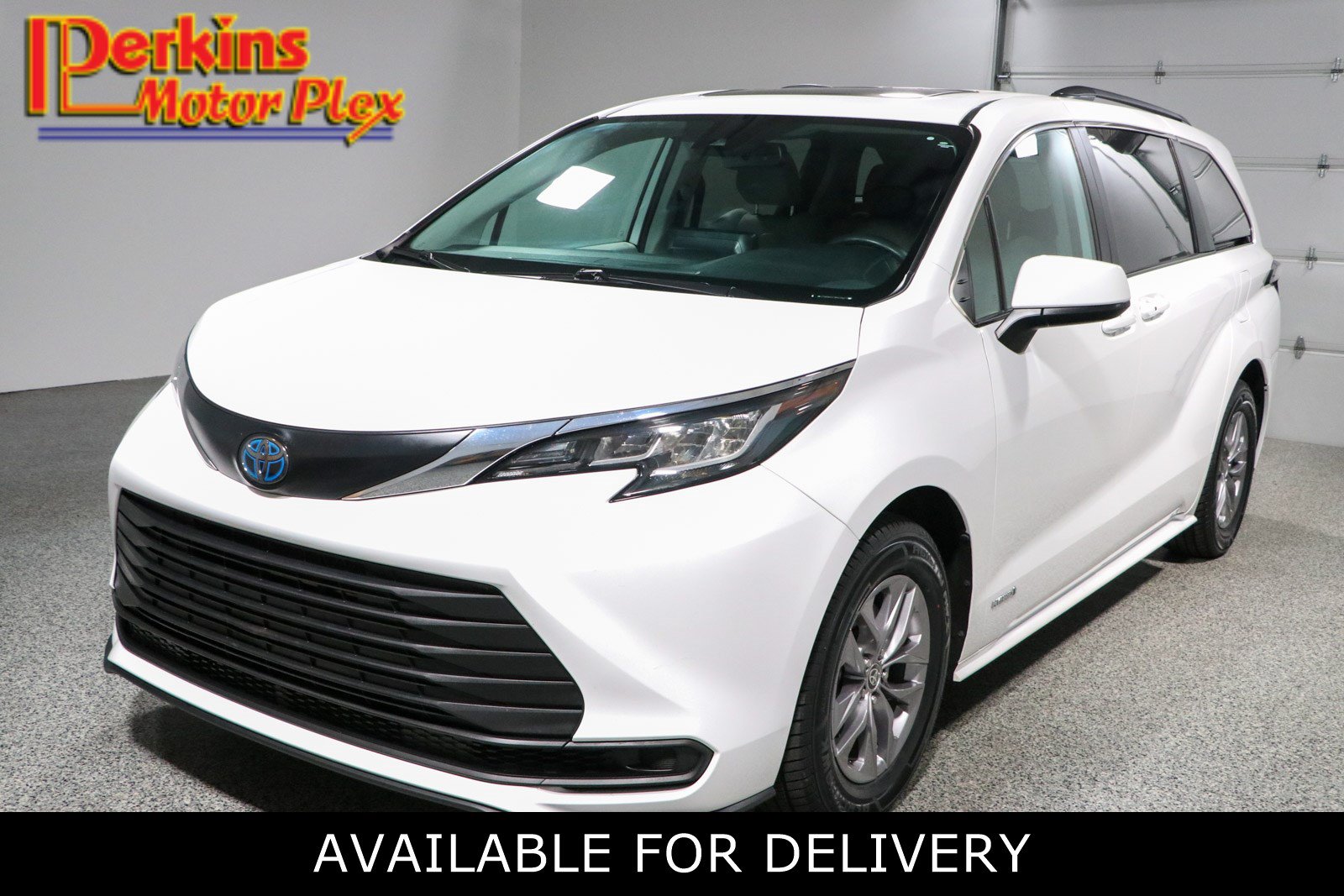 Used 2021 Toyota Sienna LE w/ LE Plus Package FWD image 1