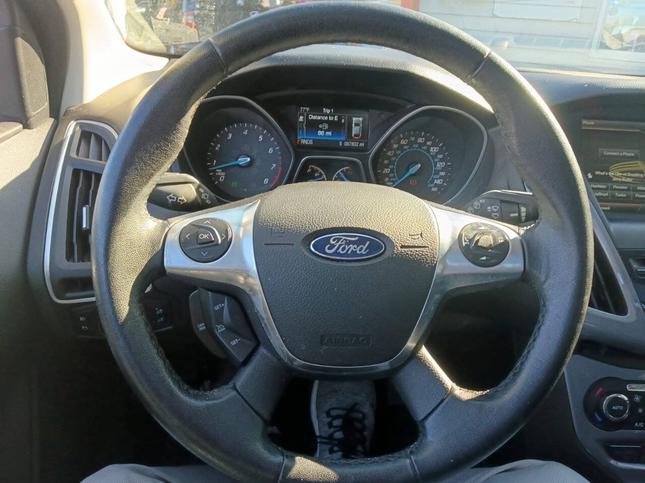 Used 2014 Ford Focus Titanium w/ Luxury Package FWD image 17