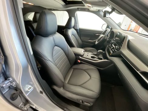 Used 2024 Toyota Highlander XLE AWD/4WD image 26