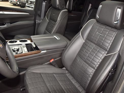 Used 2025 Cadillac Escalade ESV Premium Luxury Platinum AWD/4WD image 37