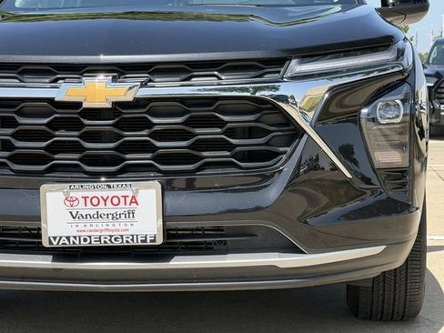 Used 2025 Chevrolet Trax LT FWD image 9