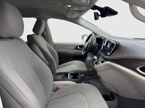 Used 2021 Chrysler Pacifica Touring FWD image 42