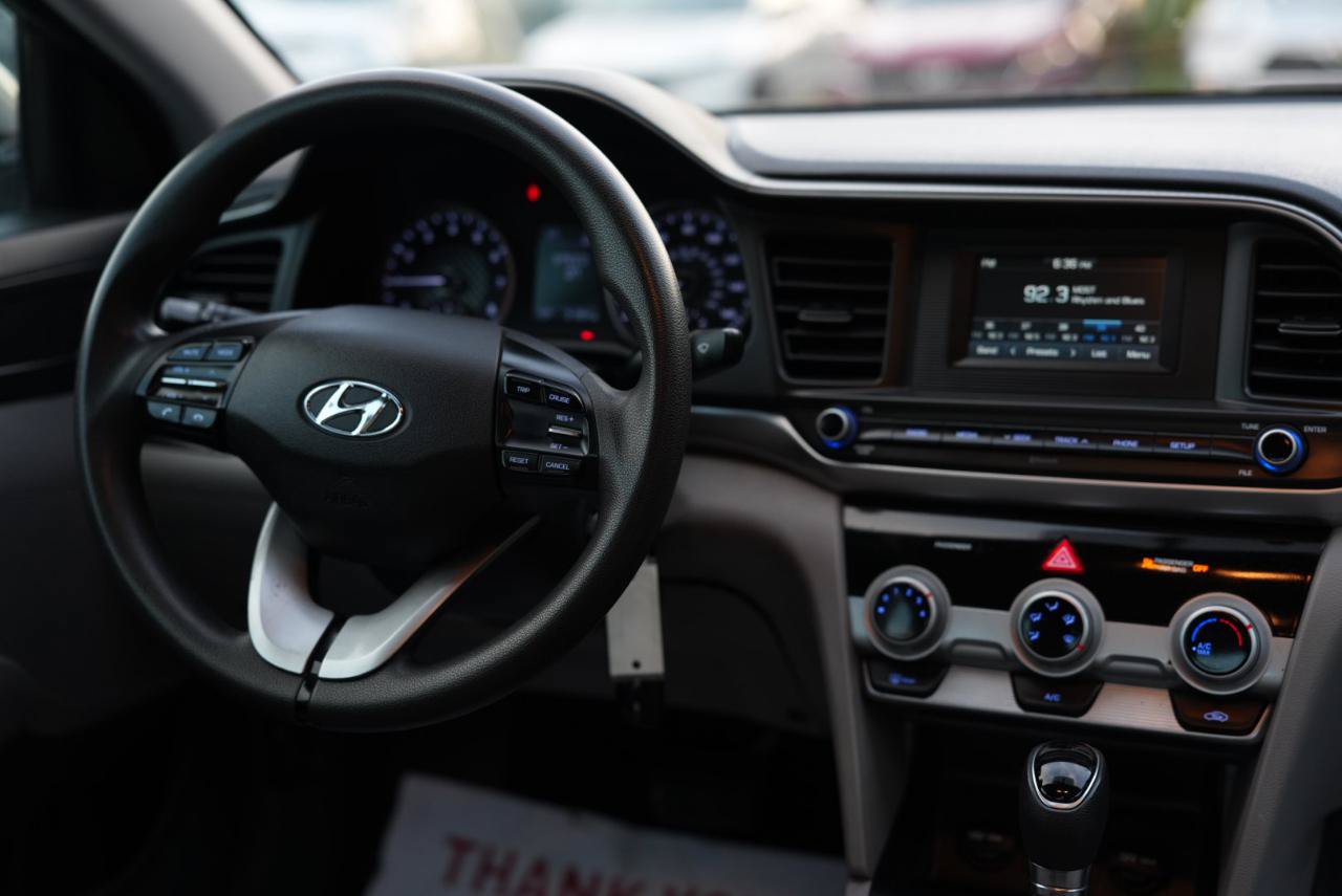 Used 2019 Hyundai Elantra SE FWD image 11