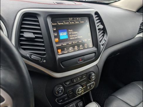 Used 2017 Jeep Cherokee Trailhawk image 17