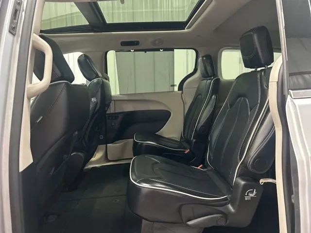 Used 2024 Chrysler Pacifica Limited FWD image 12