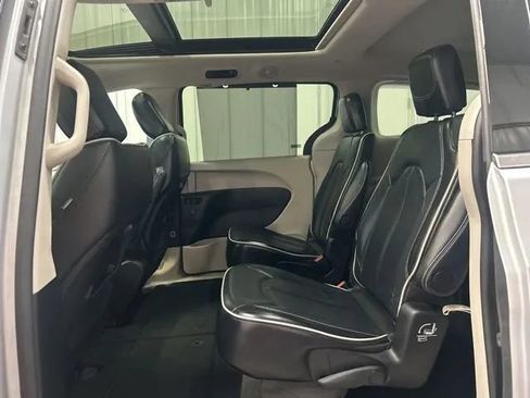 Used 2024 Chrysler Pacifica Limited FWD image 12