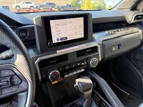 Used 2025 Toyota Tacoma SR5 AWD/4WD image 25