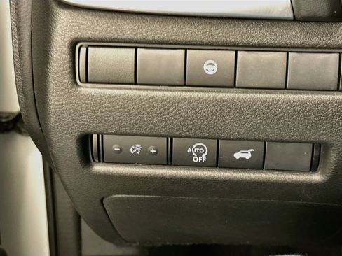 Used 2024 Nissan Rogue SL AWD/4WD image 17