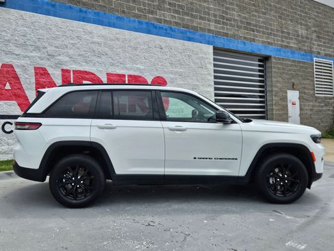 Used 2024 Jeep Grand Cherokee Altitude AWD/4WD image 8
