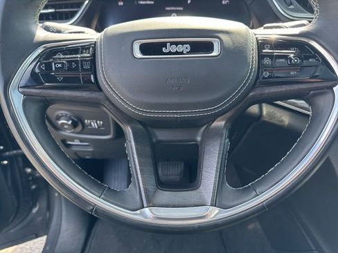 Used 2022 Jeep Grand Cherokee Overland w/ Luxury Tech Group IV AWD/4WD image 30