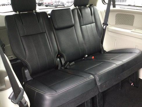 Used 2015 Chrysler Town & Country Touring w/ Driver Convenience Group FWD image 24