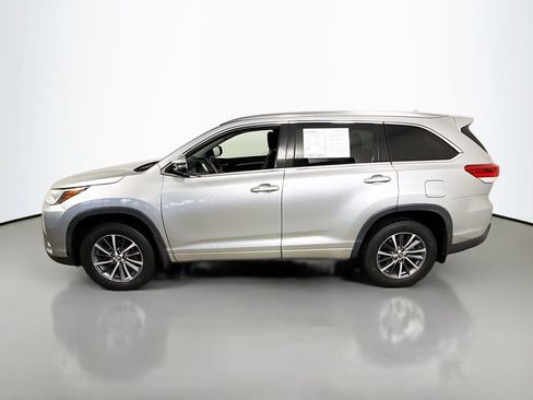 Used 2017 Toyota Highlander XLE image 4