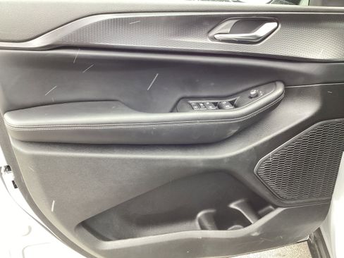 Used 2024 Jeep Grand Cherokee Altitude image 15