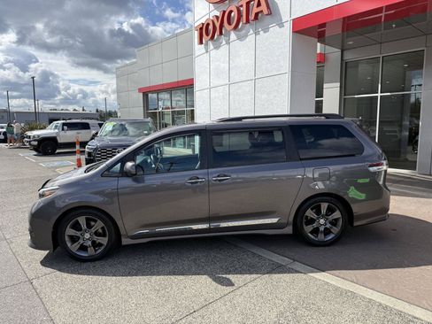Used 2015 Toyota Sienna SE Premium FWD image 3