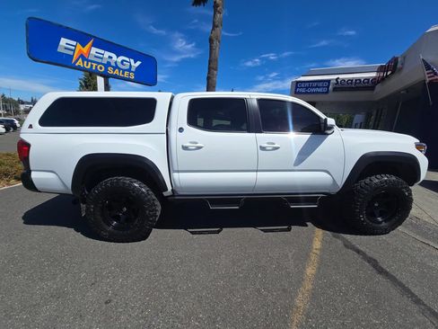 Used 2019 Toyota Tacoma TRD Off-Road w/ Technology Package AWD/4WD image 8