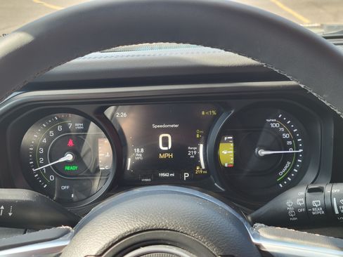 Used 2025 Jeep Wrangler Unlimited Sahara AWD/4WD image 9