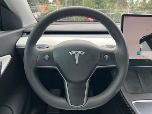 Used 2022 Tesla Model Y Long Range image 21