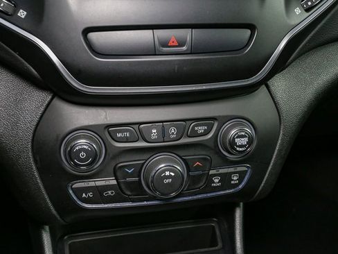 Used 2019 Jeep Cherokee Latitude w/ Cold Weather Group image 26