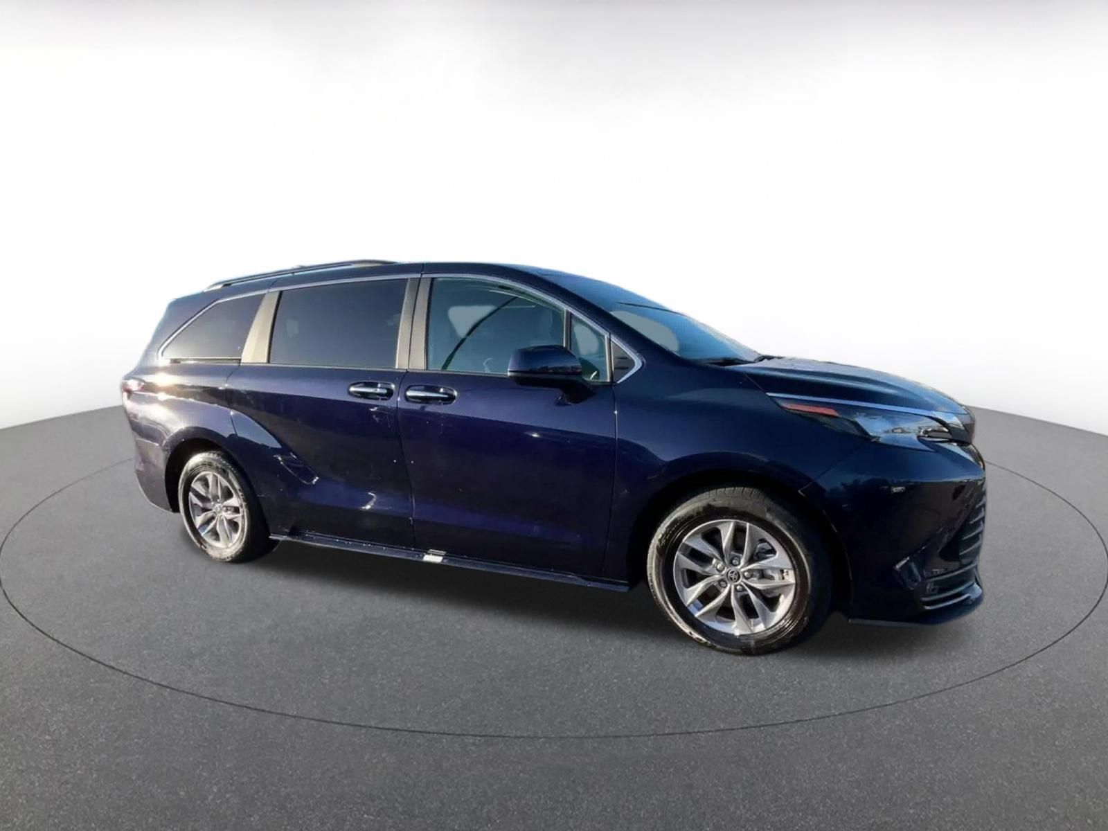 Used 2025 Toyota Sienna XLE FWD image 2