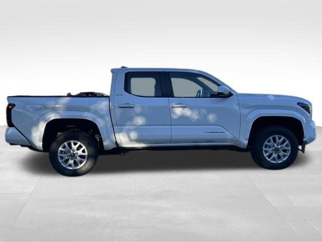 Used 2025 Toyota Tacoma SR5 AWD/4WD image 6