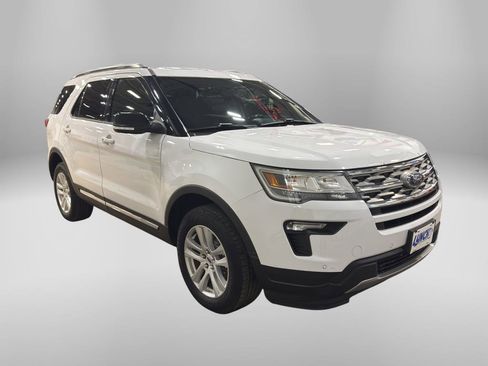 Used 2018 Ford Explorer XLT w/ Equipment Group 201A image 5