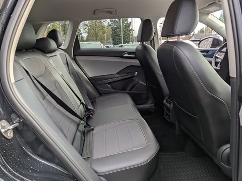 Used 2022 Volkswagen Taos SE image 32