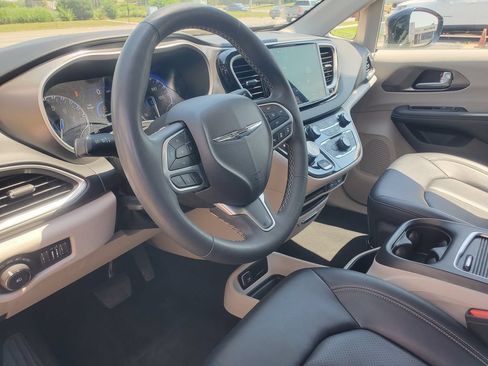 Used 2024 Chrysler Pacifica Touring-L FWD image 12