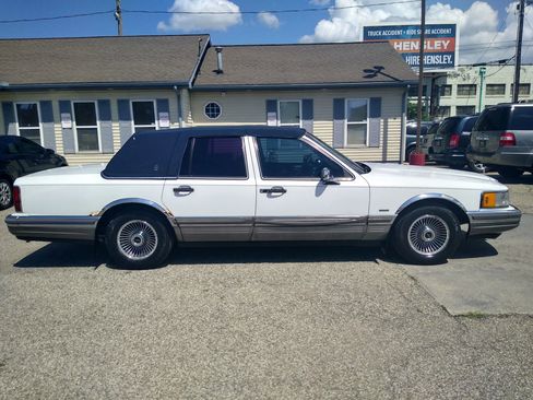 Used 1990 Lincoln Town Car Signature image 8