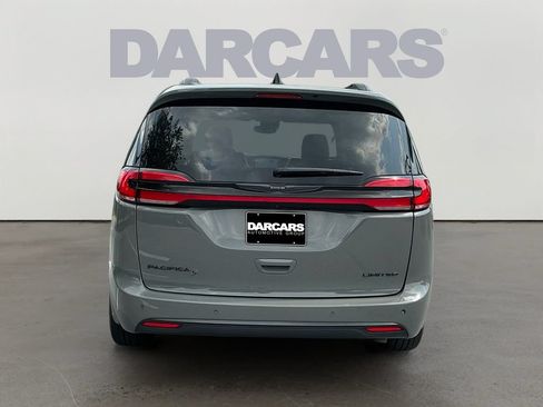 Used 2025 Chrysler Pacifica Limited FWD image 6