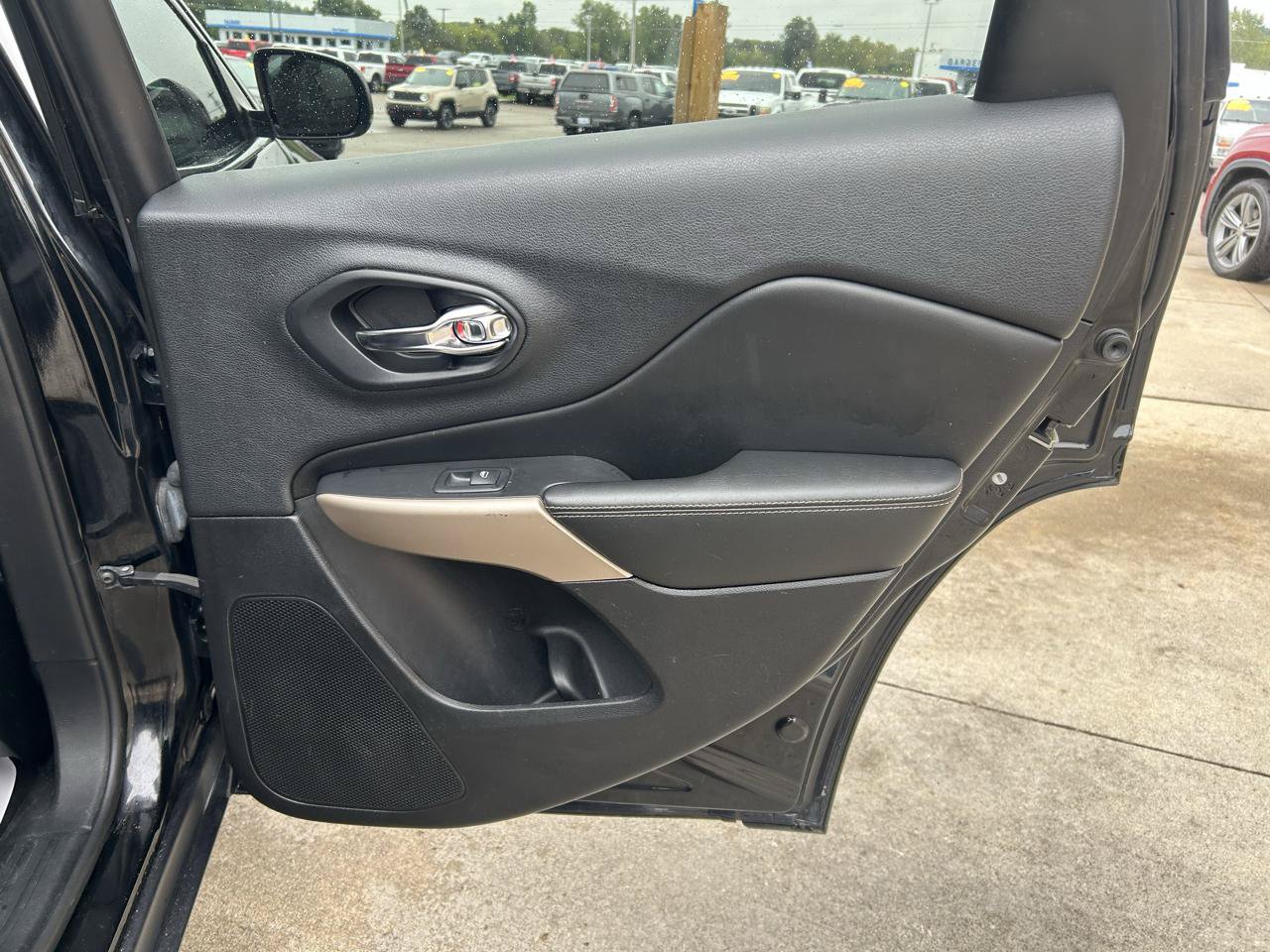 Used 2018 Jeep Cherokee Limited w/ Technology Group AWD/4WD image 15