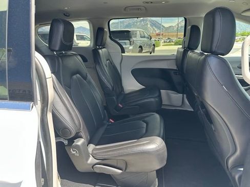 Used 2024 Chrysler Pacifica Touring-L FWD image 14