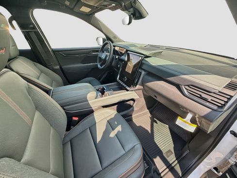 Used 2026 GMC Acadia AT4 w/ Luxury Package AWD/4WD image 30