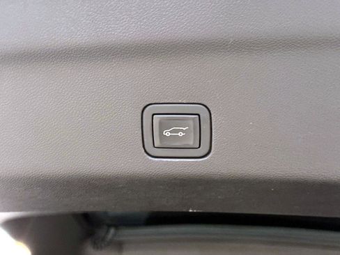 Used 2021 GMC Yukon Denali w/ Denali Premium Package image 12