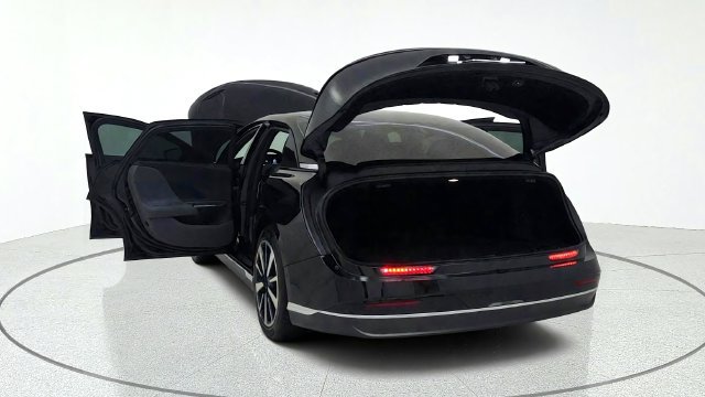 Used 2024 Lucid Air Pure RWD image 16