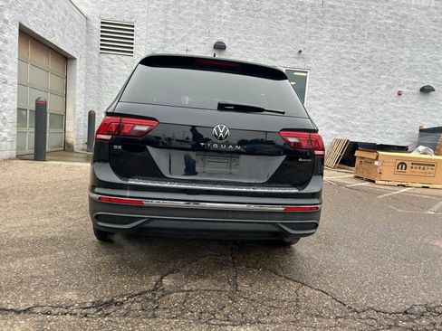 Used 2024 Volkswagen Tiguan SE w/ Panoramic Sunroof Package image 18