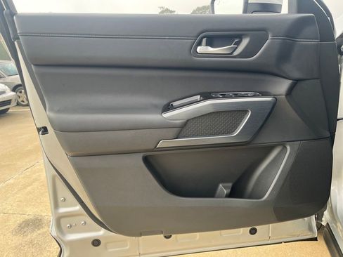 Used 2025 Nissan Pathfinder SL FWD image 12