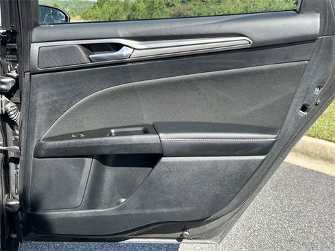 Used 2017 Ford Fusion SE w/ Fusion SE Technology Package image 17