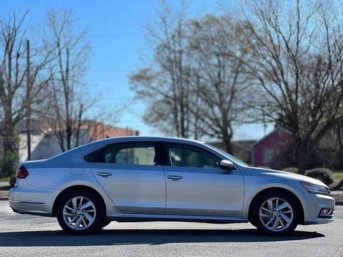 Used 2018 Volkswagen Passat 2.0T SE FWD image 4