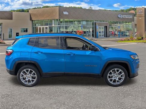 Used 2022 Jeep Compass Latitude image 2
