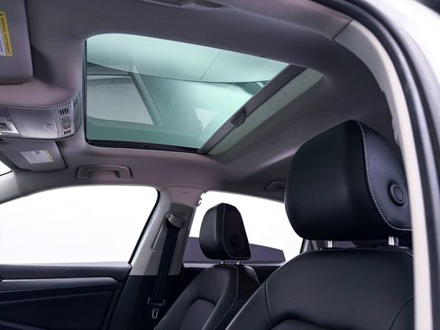 Used 2023 Volkswagen Jetta SE w/ Panoramic Sunroof Package FWD image 2