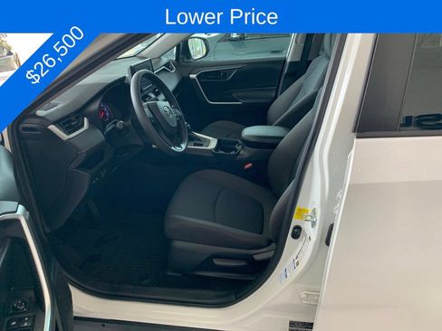 Used 2021 Toyota RAV4 LE AWD/4WD image 3