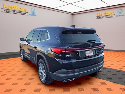 Used 2025 Buick Enclave Preferred image 3