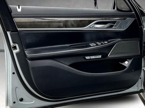 Used 2018 BMW 750i w/ M Sport Package image 20