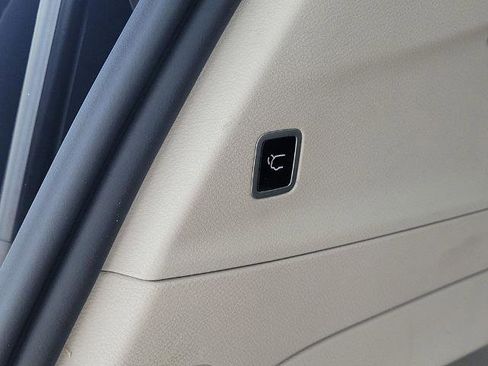 Used 2023 Chrysler Pacifica Touring-L FWD image 11