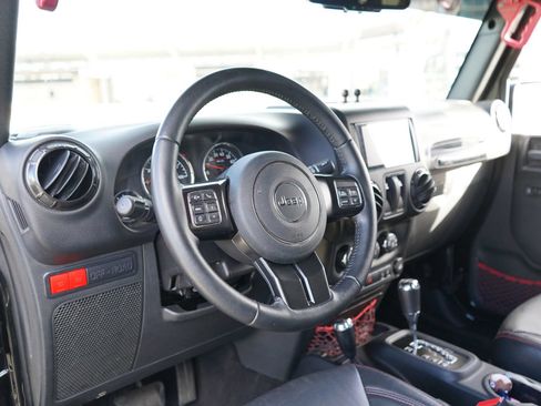 Used 2018 Jeep Wrangler Rubicon AWD/4WD image 13