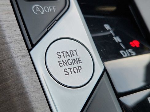 Used 2025 BMW 330i xDrive Sedan w/ Convenience Package image 22