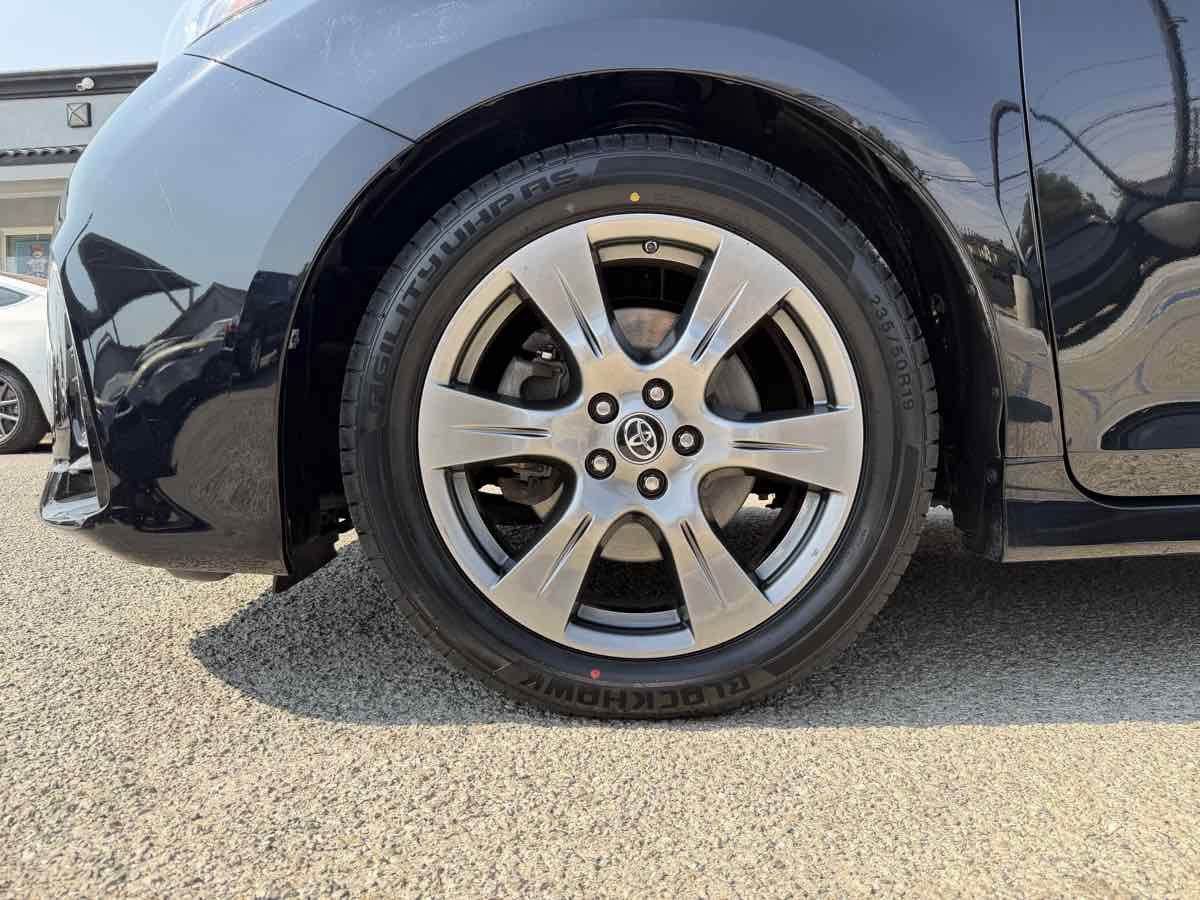 Used 2019 Toyota Sienna SE w/ Carpet Mat Package FWD image 3