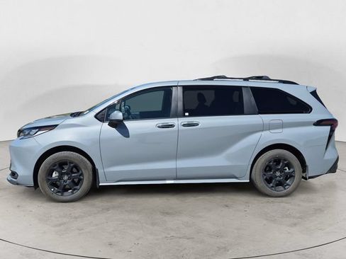 Used 2025 Toyota Sienna XLE Woodland Edition AWD/4WD image 2